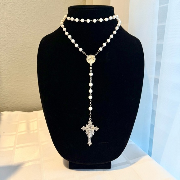 White Adoration of the Blessed Virgin Mary Prayer Rosary - Picture 2 of 4